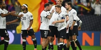 die-nationalmannschaft-erfreut-w.jpg